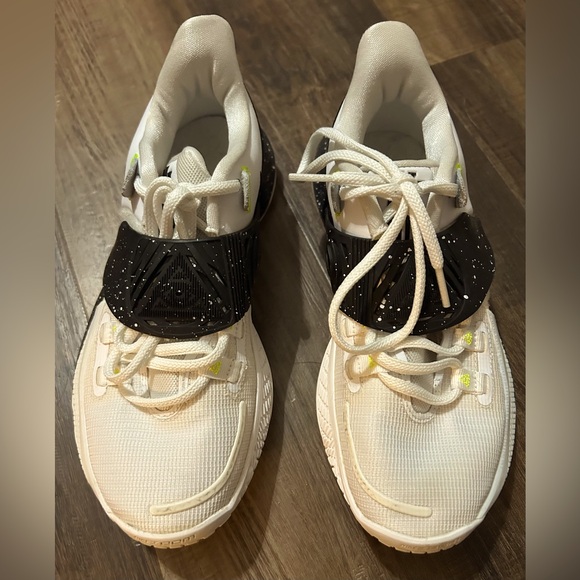 Nike Kyrie Low 3 Team White Blk TB Mens Size 5 Shoes Sneakers CW6228-101 - Picture 2 of 7